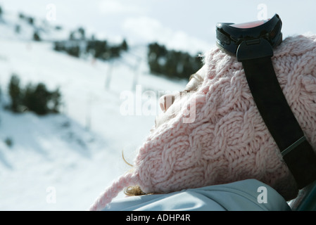 Teen girl dans paysage de neige, les yeux fermés Banque D'Images