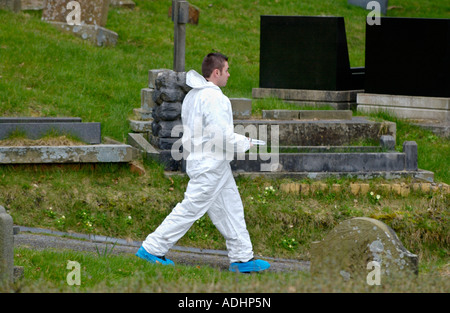 Recherche d'agents de police cimetière après l'assassinat du père Paul Bennett, poignardé à mort en raison de son église au Pays de Galles UK Banque D'Images