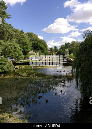 Bibury Gloucestershire dans les Cotswolds célèbre ruisseau à truite et farm Banque D'Images