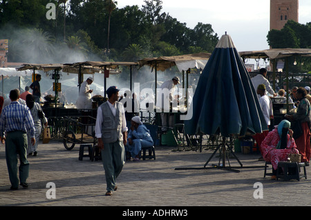 La fumée s'élevant comme la nourriture est préparée à la place Jemaa el-Fna Marrakech Maroc Banque D'Images