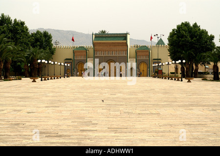 La place des Alaouites Fes Maroc. Dar El Makhzen Maroc Fès El-Jedid Banque D'Images