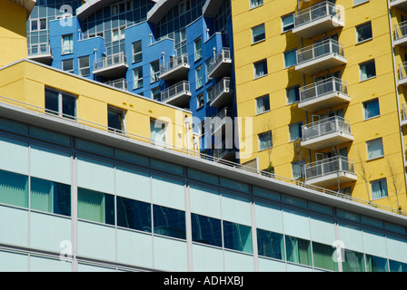 Le téléobjectif vue rapprochée de Crown Heights appartement résidentiel Alencon Basingstoke Hampshire Lien développement Banque D'Images