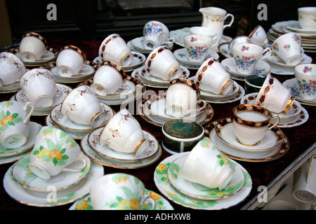 Les tasses dans la Chine Marché de Portobello Road à Londres Banque D'Images