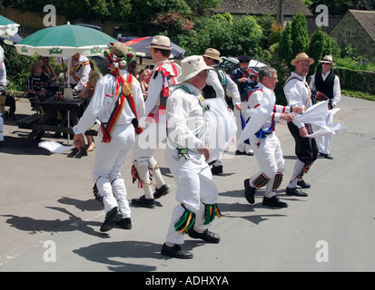 Morris danseuses à la Carisbrooke Arms Pub à Sheepscombe les Cotswolds Angleterre Banque D'Images