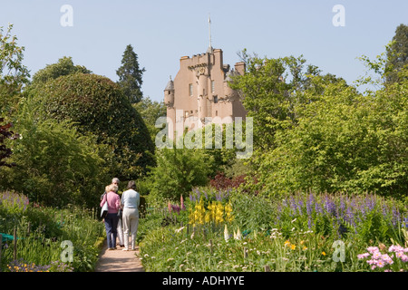 Personnes au château de Crathes, jardins et jardins, et bâtiments de la tour écossaise du XVIe siècle, Aberdeenshire, Royal Deeside, Écosse royaume-uni Banque D'Images