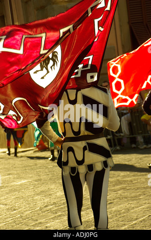 Arezzo lanceur de drapeaux à l'Arezzo Giostra ou juin Jeux Sarrasins Italie Banque D'Images
