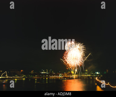 D'ARTIFICE Londres Angleterre Royaume-uni du Waterloo Bridge après le Lord Maire Voir Tamise Banque D'Images