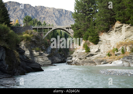 ARTHUR'S POINT LACS DU SUD DE L'ÎLE DU SUD Nouvelle-zélande peut Edith Cavell Bridge un pont routier sur la rivière Shotover Banque D'Images