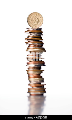 Pile de l'argent avec pound coins en équilibre sur top Banque D'Images