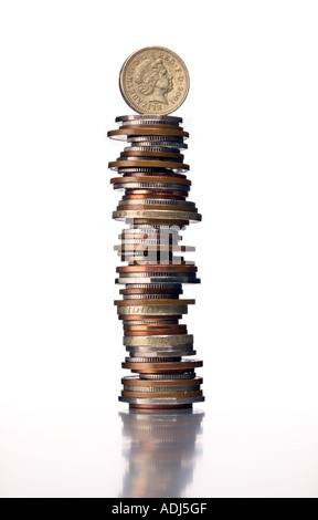 Pile de l'argent avec pound coins en équilibre sur top Banque D'Images