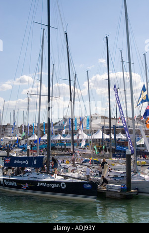 Yachts amarrés dans la marina sur la rivière medina à Cowes, île de Wight, en Angleterre pendant la Skandia Cowes Week regatta Banque D'Images