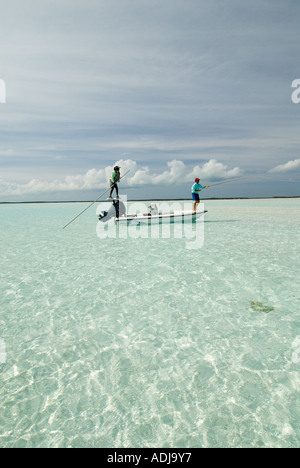 Une plus grande BAHAMA EXUMA Fly fisherman casting for Bone- pêcher en eaux vert émeraude. Banque D'Images