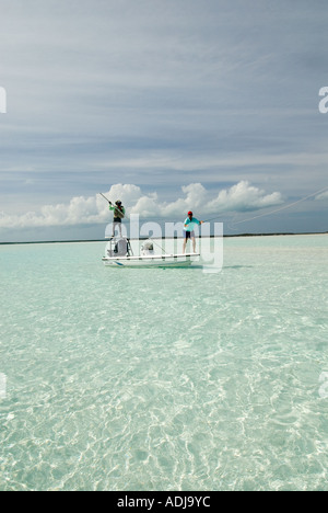 Une plus grande BAHAMA EXUMA Fly fisherman casting for Bone- pêcher en eaux vert émeraude. Banque D'Images