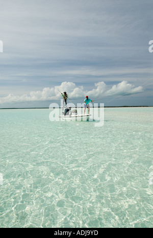 Une plus grande BAHAMA EXUMA pêcheur de mouche La pêche de poissons osseux -dans les eaux vert émeraude. Banque D'Images