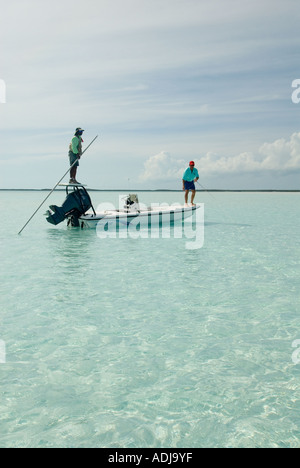 Une plus grande BAHAMA EXUMA Pêcheur de mouche Pêche en os- eaux vert émeraude. Banque D'Images