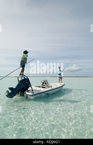 Une plus grande BAHAMA EXUMA Fly- pêcheur La pêche dans les eaux émeraude de l'os. Banque D'Images