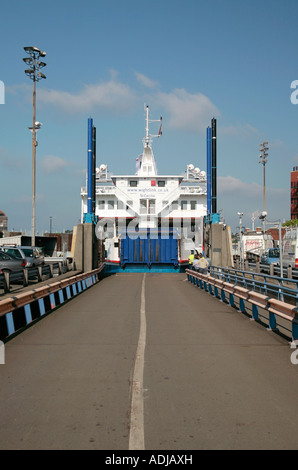 Île de Wight d' car ferry dans le port de Portsmouth, Hampshire, Royaume-Uni Banque D'Images