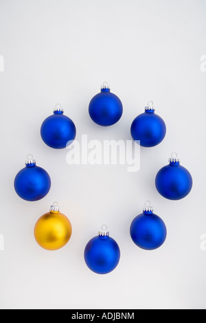 Blue Christmas Tree balls en cercle avec un ballon d'or en haut studio portrait Banque D'Images