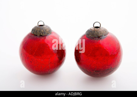 Deux boules de Noël rouge avec fond blanc studio portrait Banque D'Images