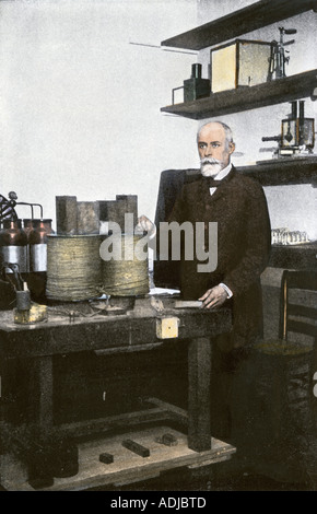 Le professeur Antoine Henri Becquerel dans son laboratoire. La main, d'une photographie de demi-teinte Banque D'Images