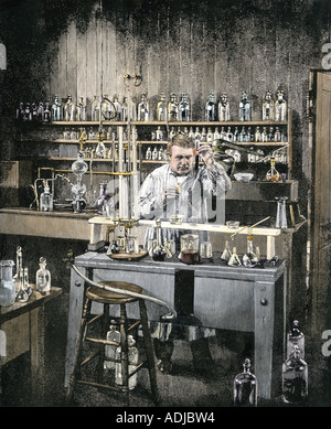 Thomas Edison l'assistant de Manlo Park dans son laboratoire du New Jersey. À la main, gravure sur bois Banque D'Images