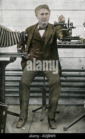 Thomas Alva Edison avec sa motion appareil photo 1893. La main, d'une photographie de demi-teinte Banque D'Images