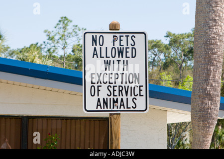 Les animaux domestiques ne sont pas admis à l'exception des animaux de service Sign Banque D'Images