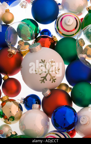 Variété d'ornements colorés Christmas Tree ball empilés sur fond blanc studio portrait Banque D'Images