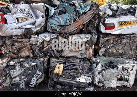 Broyées pressé en un énorme tas sur une voiture le recyclage et récupération Banque D'Images