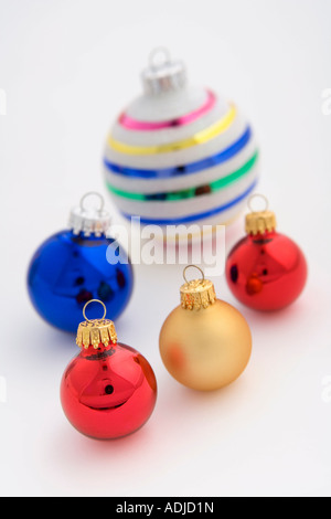 Plusieurs arbres de Noël ornements ampoule colorée placée sur fond blanc studio portrit Banque D'Images