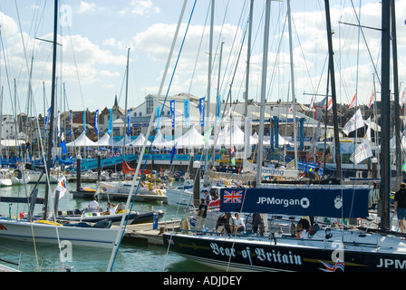 Yachts amarrés dans la marina sur la rivière Medina, Cowes, île de Wight, en Angleterre pendant la Skandia Cowes Week regatta Banque D'Images