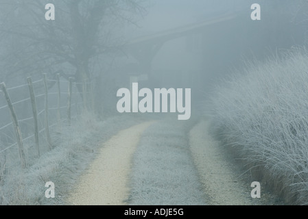 Frost couverts paysage avec chemin de terre ou d'une clôture Banque D'Images