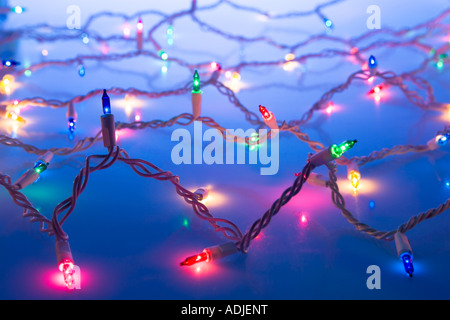 Site Web de plusieurs brins de lumières d'arbre de Noël multicolores en grisé studio portrait Banque D'Images