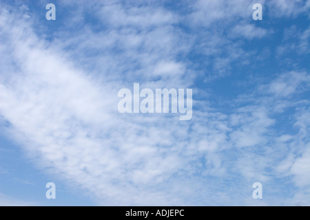 Nuages contre un ciel bleu Banque D'Images
