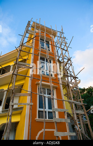 Bâtiment résidentiel coloré en voie d'achèvement dans 'Flic en Flac', 'Mauritius'. Remarque : l'échafaudage et l'échelle 'cloué' Banque D'Images