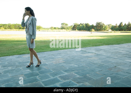 Businesswoman standing on patio, using cell phone Banque D'Images