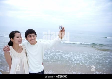 Couple taking photo avec leur appareil photo numérique Banque D'Images