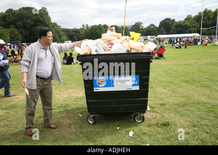 Déchets empilés à Gunnersbury Park à Londres au cours de la London Mela 2007 Banque D'Images