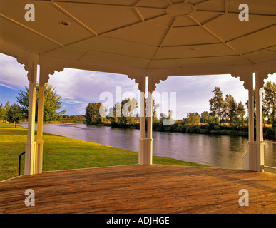 À sud par gazebo dans parc sur la rivière Willamette en Oregon Harrisburg Banque D'Images