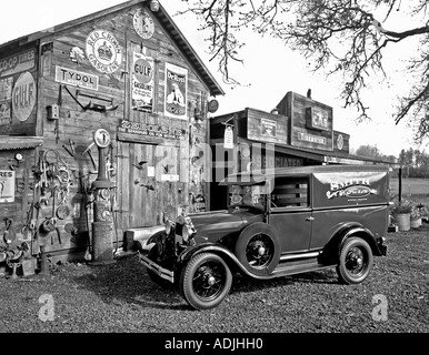F00139M tiff Modèle A de Ford Van à un poste d'essence et store front près de Monroe ou Banque D'Images