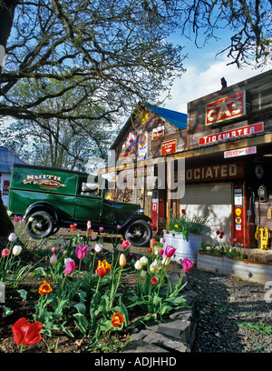 Modèle A de Ford Van à un poste d'essence et store front près de Monroe Oregon Banque D'Images