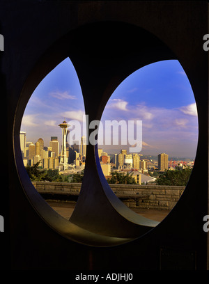 Seattle skyline comme vu par la sculpture à Kerry Washington Park Banque D'Images
