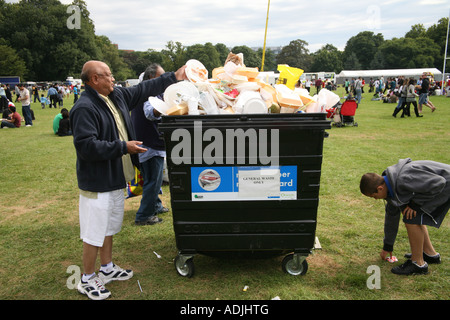 Déchets empilés à Gunnersbury Park à Londres au cours de la London Mela 2007 Banque D'Images