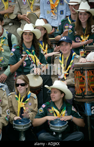 Les Scouts à jouer de la batterie à la 21e Jamboree Scouts Internationaux Hylands Park Essex England UK Banque D'Images