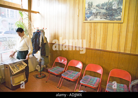 Un salon de coiffure attend les clients en coiffure à l'ancienne Banque D'Images