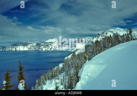 Le lac du cratère de neige Oregon Banque D'Images