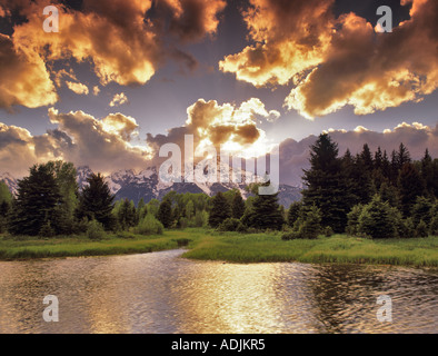 Coucher de soleil avec des nuages de tempête sur la rivière Snake avec montagnes Teton Teton National Park Wyoming Banque D'Images