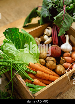 Les légumes en boîte en bois. Banque D'Images