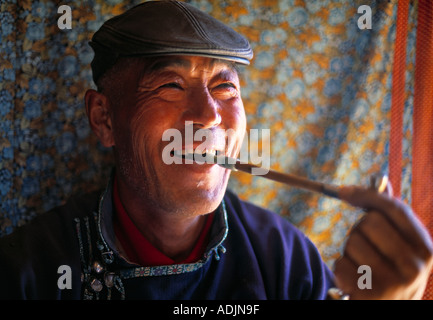 Homme fumant une pipe en Mongolie Banque D'Images