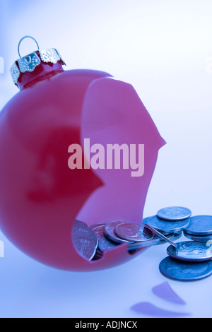 Libre d'un rouge lumineux ampoule de noël ornement rompu avec changer spilling out on white background studio portrait Banque D'Images